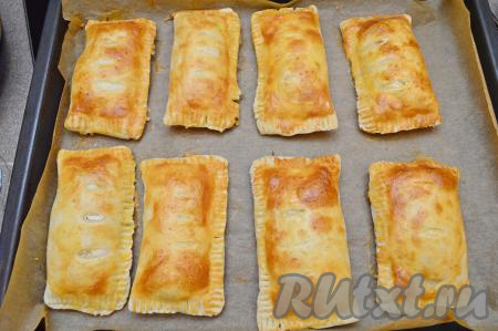 Отправить слойки в разогретую до 180 градусов духовку на 25 минут. Готовые слойки поднимутся и приобретут приятный золотистый оттенок.