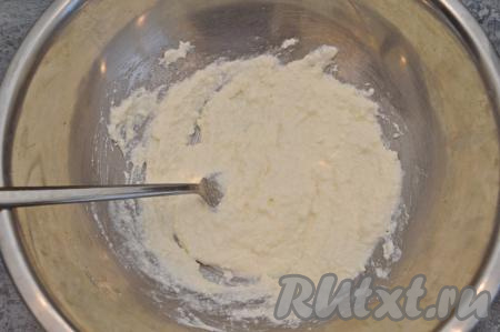 Перемешать творог с яичным белком и сахаром до однородности.