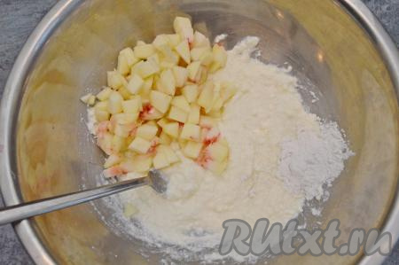 Персик очистить от кожуры, вынуть косточку. Нарезать персик на мелкие кубики (я нарезала на кубики с размером стороны 5-10 миллиметров). В миску с получившейся творожной массой добавить кусочки персика и крахмал, перемешать.