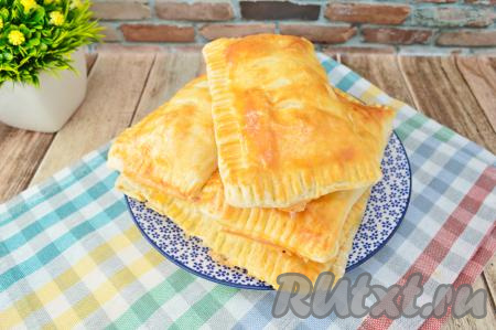 Аппетитные слойки с творогом и персиком достать из духовки, дать им немного остыть. Эти вкусные слоечки можно есть и тёплыми, и полностью остывшими.