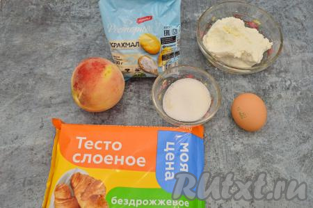 Подготовить продукты. Слоёное тесто я взяла бездрожжевое, но для такой выпечки отлично подойдёт и дрожжевое слоёное тесто.&nbsp; Разморозить тесто при комнатной температуре. Персик для этих слоек необязательно должен быть сладким, подойдёт и не очень сладкий плод.