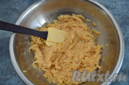 Смешать яблоки, яйца и сахар до получения однородной массы.