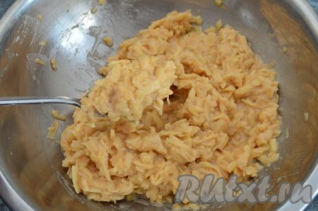 Затем всыпайте понемногу оставшуюся рисовую муку, каждый раз хорошо вмешивая её в яблочное тесто для оладий. Тесто должно получиться вязким, держаться на ложке, как на фото. Старайтесь не добавлять лишнюю муку, тогда оладушки получатся нежнейшими. Всего мне потребовалось 50 грамм рисовой муки, но тут всё зависит от сочности яблок и размеров куриных яиц.