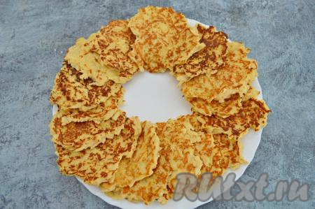 Готовые яблочные оладушки переложить на тарелку. Постепенно пожарить все оладьи, замешанные на рисовой муке (у меня получилось 18 штук). Во время жарки очередной партии оладий обязательно перемешивайте тесто в миске, чтобы оно не застаивалось.