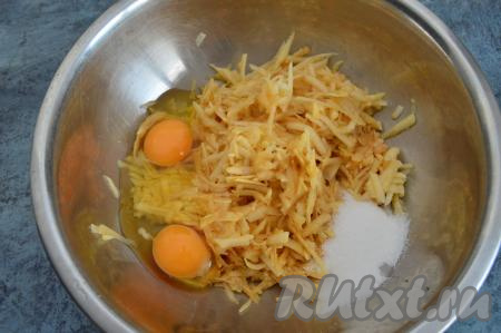В миску с натёртыми яблоками добавить сырые яйца и сахар. Я добавила всего 1 столовую ложку сахара, так как яблоки были очень сладкие. Если яблоки с кислинкой, тогда добавьте больше сахара.