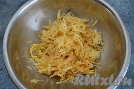 Яблоки очистить от кожуры, а затем натереть на крупной тёрке в глубокую миску. Я взвесила очищенные и натёртые яблоки, их вес составил 430 грамм.