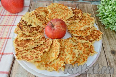 Аппетитные, ароматные, нежнейшие яблочные оладьи, приготовленные с добавлением рисовой муки, тёплыми подаём к столу, дополнив, по желанию, сметаной или вареньем. Я люблю есть такие оладушки вприкуску с чаем.