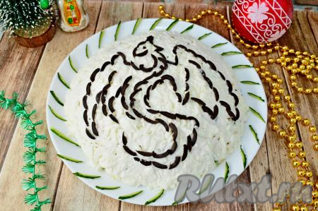 Нежнейший крабовый салат "Дракон" украсьте по кругу огурчиком, нарезанным на полоски, и можно подавать к новогоднему столу. Надеюсь, в год Дракона этот салат украсит ваш праздничный стол, а его вкус и внешний вид понравится и вам, и вашим близким!