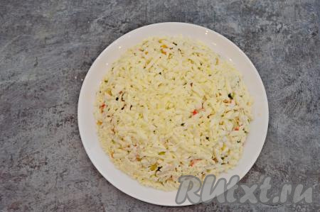 Отложенные белки яиц натрите на крупной тёрке и покройте ими всю поверхность салата, не забывая покрыть и бока.