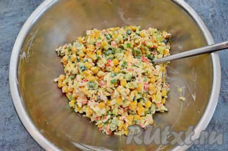 Перемешайте до однородности, подсолите по вкусу.