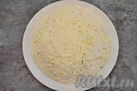 Затем нанесите небольшую сеточку из майонеза. Разгладьте майонез по всей поверхности салата с помощью лопатки (майонеза нужно совсем немного, он нужен просто для того, чтобы выровнять поверхность). Получится вот такой почти белоснежный салат.