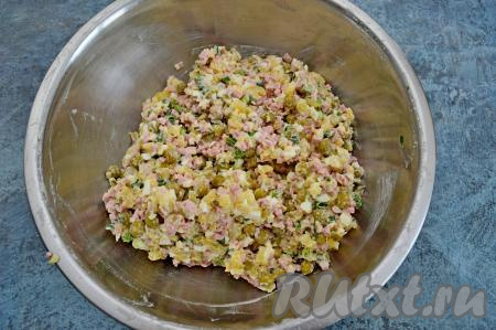 Заправить салат "Оливье" по вкусу майонезом (или сметаной), подсолить. Если заправляете сметаной, тогда, чтобы уменьшить кислотность сметаны, можно добавить щепотку сахара. Очень много майонеза (или сметаны) не добавляйте, салат должен быть хорошо пропитанным, но при этом не влажным, тогда ему будет легко придать форму дракончика.