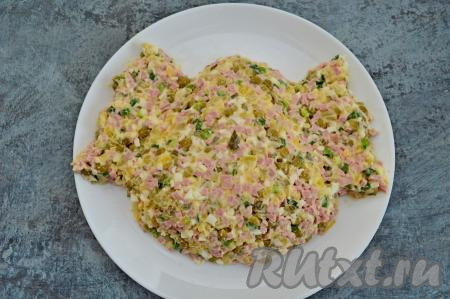 На плоское блюдо выложить салат "Оливье" в виде мордочки дракончика с крыльями.