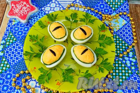 Закуска "Глаз дракона" готовится просто и быстро, а получается очень вкусной, она станет ярким тематическим украшением новогоднего стола. Пусть наступающий Новый год принесёт побольше позитива в наши дома!