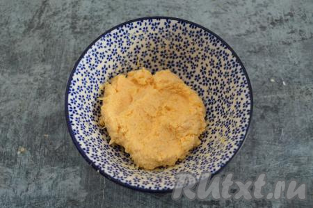 Подсолить по вкусу сырно-желтковую массу и ещё раз перемешать. Масса получится достаточно густой.