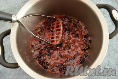 Очень тщательно разминать не нужно, главное чтобы основная часть ягод пустила сок.