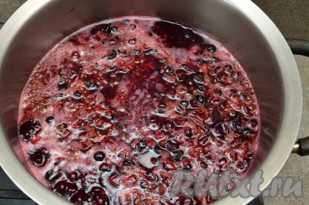 Отдельно вскипятить 1,5 литра воды. Удобно это делать в электрическом чайнике. Влить кипяток в кастрюлю, размешать и поставить на огонь. Как только морс закипит (появятся первые пузырьки), сразу выключить огонь. Такой нехитрый приём позволяет максимально сохранить в напитке все полезные свойства смородины.