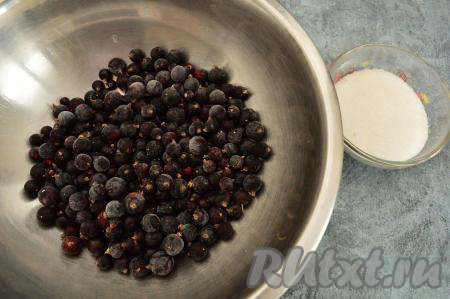 Подготовить продукты для приготовления морса. Замороженную смородину немного разморозить, оставив её минут на 15-20 при комнатной температуре.