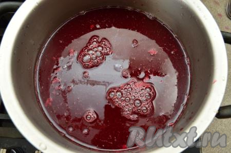 Затем накрыть морс крышкой и убрать минут на 15-20 минут, чтобы напиток чуть остыл.