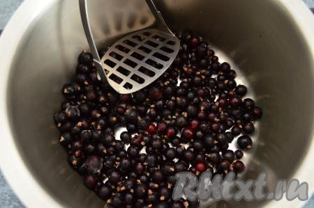 Как только смородина немного разморозится, размять её толкушкой.
