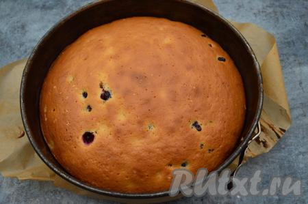 Поставить форму с тестом в хорошо прогревшуюся духовку. Выпекать пирог с чёрной смородиной минут 45-50 при температуре 180 градусов. Готовность можно проверить сухой деревянной шпажкой, если после прокола пирога она осталась сухой, значит выпечка готова. Также готовый пирог будет иметь приятный золотистый оттенок.