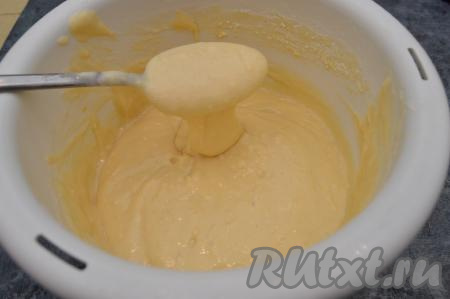 При добавлении муки нужно ориентироваться на густоту замешиваемого теста, а не на количество муки. Тесто должно получиться однородным, напоминающим сметану средней жирности, оно будет медленно сползать с ложки.