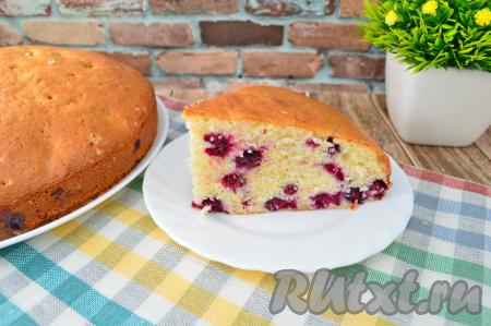 А затем аппетитный пирог, приготовленный на кефире с чёрной смородиной, можно нарезать на кусочки и угощаться. Эта домашняя выпечка вкусна и в тёплом, и в остывшем виде.