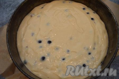 Дно формы для выпечки (я взяла разъёмную форму диаметром 22 сантиметра) застелить пергаментом. Влить тесто в подготовленную форму, равномерно распределяя его по форме.