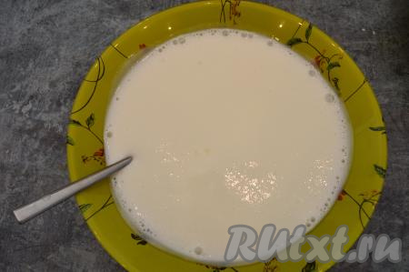 Спустя 5 минут сода вступит в реакцию с кефиром и масса увеличится в объёме, на поверхности появятся пузырики.