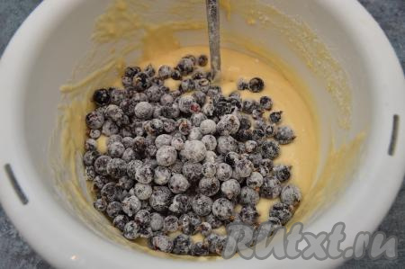 Всыпать ягоды в тесто и аккуратно перемешать.