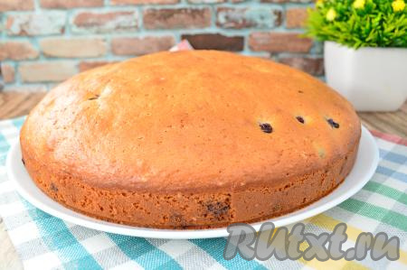 Пирог вынуть из духовки, остудить в течение 15-20 минут, затем достать из формы и переложить на блюдо для подачи.