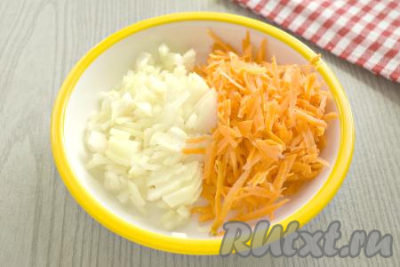 Очищаем репчатый лук и морковку. Натираем морковь на крупной тёрке, мелко нарезаем луковицу.