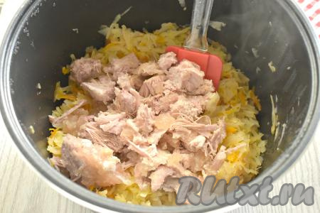 Открываем банку тушёнки, выкладываем мясо на тарелку и разминаем вилкой. После того как капуста протушится 30 минут, добавляем в чашу мультиварки тушёнку (я добавляю тушёнку вместе с жиром), перемешиваем. Закрываем мультиварку, выставляем режим "Тушение" ещё на 15 минут.