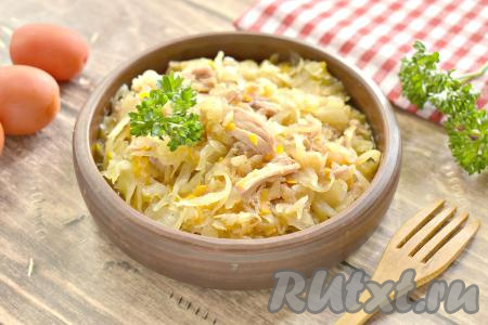 Ароматную, очень вкусную, сочную тушёную капусту вместе с тушёнкой раскладываем из чаши мультиварки по тарелкам и подаём к столу в качестве основного блюда. При желании в качестве дополнения к капусте с тушёнкой можно подать гарнир (например, картофельное пюре, рис или гречку).