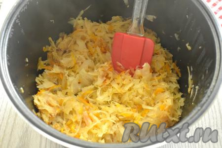 Закрываем мультиварку крышкой и ставим режим "Тушение" на 30 минут. Пока капуста тушится, перемешивать её не нужно.