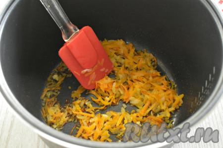 Блюдо я готовила в мультиварке Редмонд. Наливаем в съёмную чашу мультиварки растительное масло, включаем режим "Жарка" на 10 минут. Как только прозвучит звуковой сигнал о том, что масло прогрелось, выкладываем в чашу морковку с луком и обжариваем их, периодически перемешивая, до звукового сигнала. Крышкой мультиварку не накрываем.