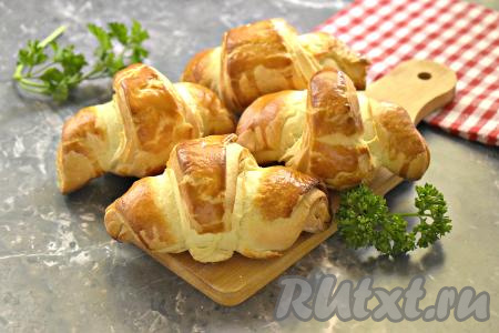 Круассаны с нежной начинкой из ветчины и сыра получились вкусными, аппетитными и сытными. Их лучше кушать в тёплом виде. Отличная выпечка из слоёного теста, попробуйте!