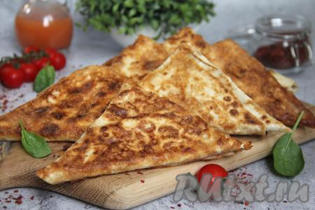 Готовые аппетитные, вкусные конвертики из лаваша с сочной начинкой из грибов и сыра переложить со сковороды на тарелку. Постепенно пожарить все конвертики (у меня получилось 8 штук). К столу это блюдо лучше подавать тёплым.