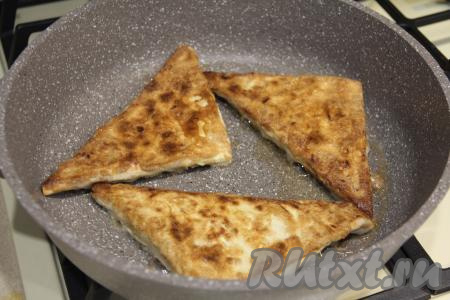 Жарить конвертики с двух сторон на среднем огне до золотистого цвета.