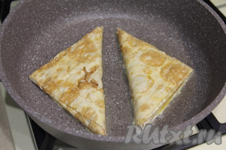Обмакнуть конвертик в яйцо с двух сторон и выложить в сковороду с разогретым растительным маслом. Я одновременно жарила на сковороде 2-3 конвертика из лаваша, предварительно обмакнув каждый из них в яйцо.
