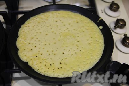 Хорошо разогреть сковороду (у меня сковорода диаметром 20 сантиметров), маслом я её не смазывала, потому что в состав теста входит масло. Но если вы не уверены в качестве покрытия своей сковороды, тогда немного смажьте её маслом. На очень хорошо разогревшуюся сковороду влить половник теста, распределить равномерно тесто по поверхности сковородки, уменьшить огонь до среднего.