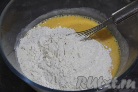 Перемешать тыквенно-кефирную смесь, всыпать просеянную муку. 