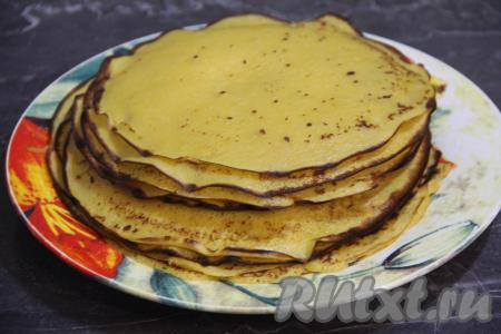 Перемешивая периодически тесто, постепенно пожарить все тыквенные блины (у меня получилось 20 штук). Вот такая стопка солнечных блинчиков получилась.