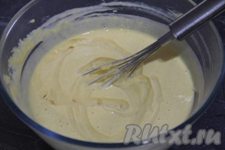 Затем добавить растительное масло, перемешать. Тыквенное тесто должно получиться однородным, нежным, не густым, но и не слишком жидким. Если тесто получилось густоватым, частями тонкой струйкой, постоянно перемешивая, влейте оставшиеся 50 миллилитров воды, регулируя тем самым густоту замешиваемого теста. 