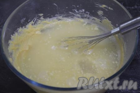 Интенсивно перемешивая блинное тесто венчиком, влить в него 250 миллилитров крутого кипятка.