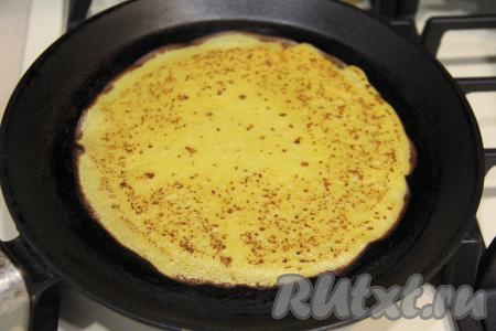 Жарить тыквенный блинчик до золотистого цвета с двух сторон, затем аккуратно переложить яркий блин на тарелку.