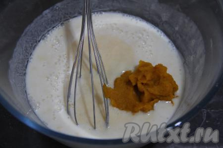 Получившуюся тыквенную массу добавить в кефирную смесь.