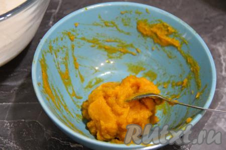 Пробить остывшую запечённую тыкву погружным блендером до получения пюре. Для того чтобы тыквенная масса получилась более однородной, можно протереть пюре из тыквы через сито.