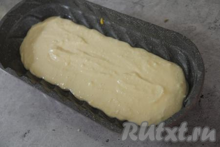 Аккуратно поверх теста равномерно выложить подготовленную творожную начинку.