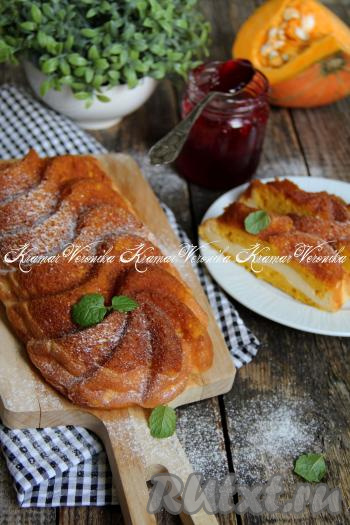 Готовую выпечку, достав из духовки, слегка остудить в форме, а затем переложить на тарелку, присыпать, по желанию, сахарной пудрой, нарезать и можно подавать к столу.